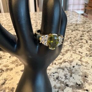 Elegant Green and Gold Women's Ring